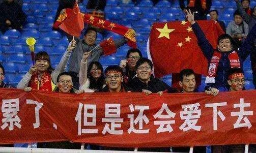 国足热身赛8球大胜对手，在比赛中为何男足上下半场的阵容完全不同？