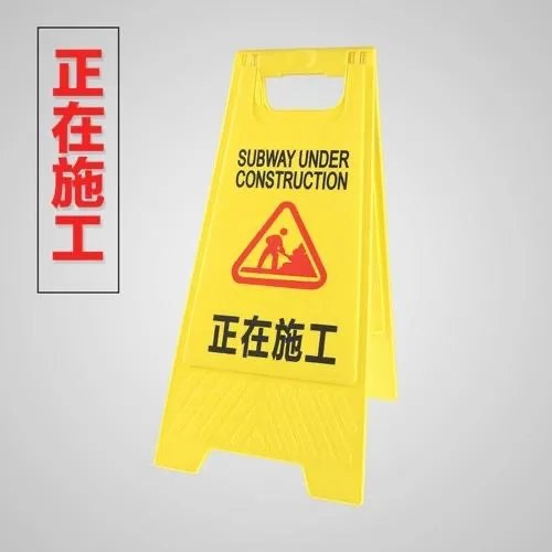 客车擦撞高架施工车致2死1伤，作业中为何没有警示牌？