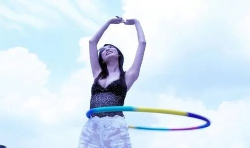 90后女孩一分钟摇300个呼啦圈,她平常是怎样训练的?