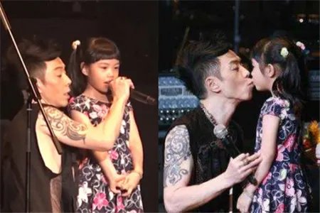 黄贯中被女儿献花 惊喜之余尽显慈父本色