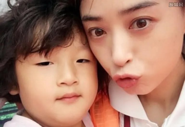 轩轩偷看夏天洗澡 引来一大群网友争议