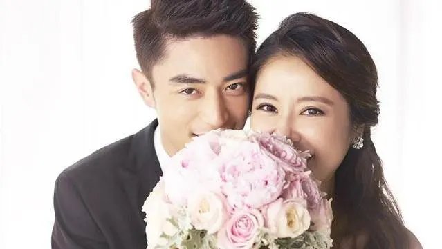 林心如霍建华吵架后合体逛街,哪一个细节证明夫妻感情更好了?