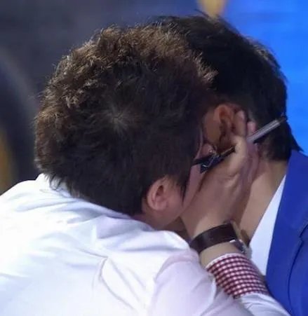 黄晓明韩红什么关系 两人亲密背后的隐情是什么