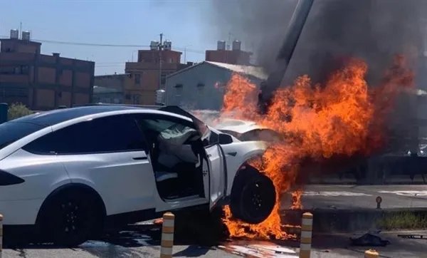 警方公布林志颖车祸监控视频！车速并不快，为何还会造成车祸？