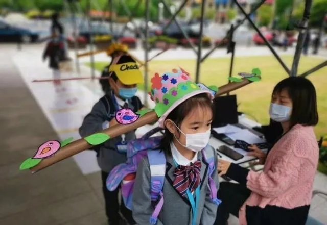 如何看待杭州小学生戴“一米帽”上课？能有效防止学生聚集吗？