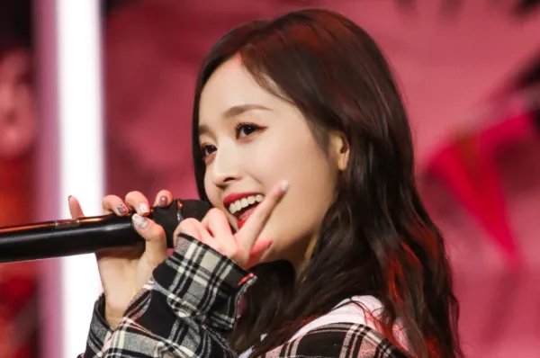 你如何看待吴宣仪捧南瓜走红毯这件事？