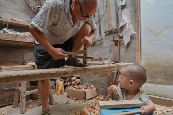 木工爷爷给孙子制作国庆礼炮，这位爷爷还给孙子做过什么？