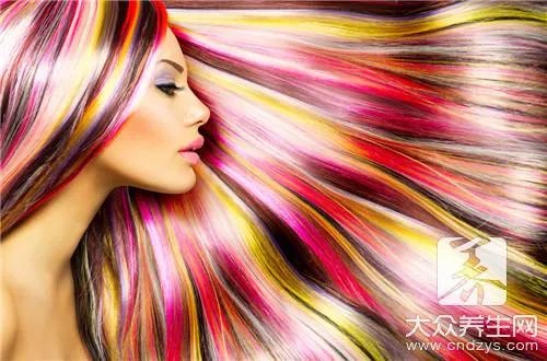 染发第二天洗头掉色吗