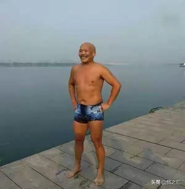 67岁大爷海南旅游救了4个溺水年轻人为何爆红网络?说明什么?