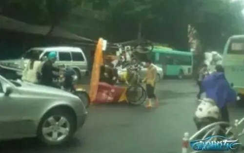 三轮车刮两辆豪车 交警认定三轮车车主全责