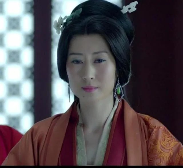 如何看待刘敏涛在演唱《红色高跟鞋》时的表情管理？