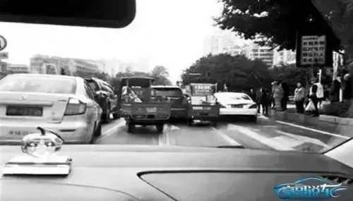 三轮车刮两辆豪车 交警认定三轮车车主全责