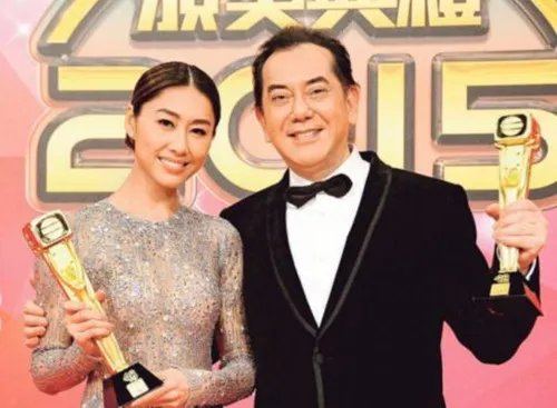 54岁黄秋生夺视帝 台上调侃哭崩同事