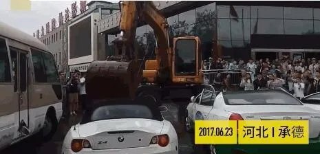 挖掘机爆砸宝马问题，你怎么看？