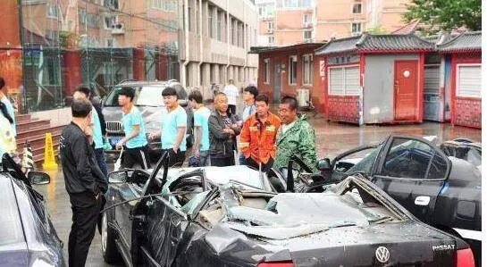 挖掘机爆砸宝马问题,你怎么看?