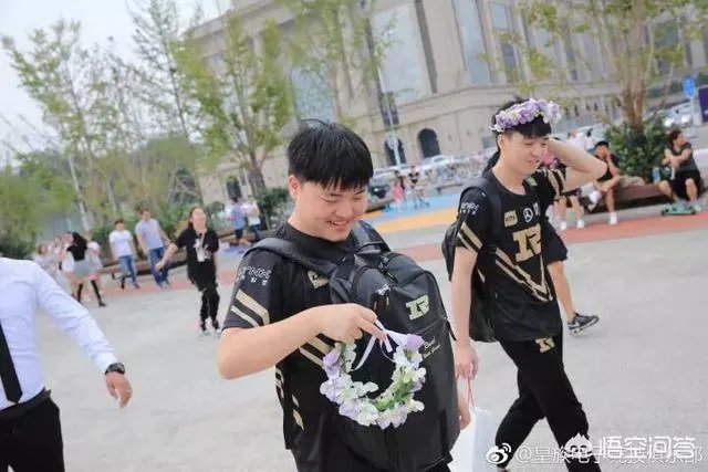 RNG战胜JDG，现场观众举牌“狗粉NMSL”，你怎么看？