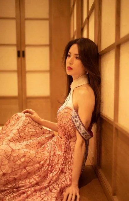 李若彤发文挺杨丽萍，你对不结婚的艺人怎么看？