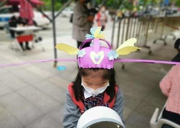 如何看待杭州小学生戴“一米帽”上课？能有效防止学生聚集吗？