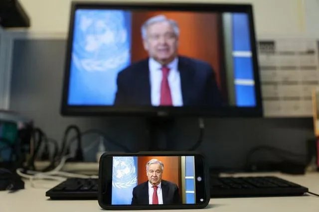 美国情报机构认为新冠病毒不是人造，是在与白宫做对吗？