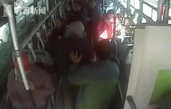 老大爷骂哭司机 因不满出示老年卡