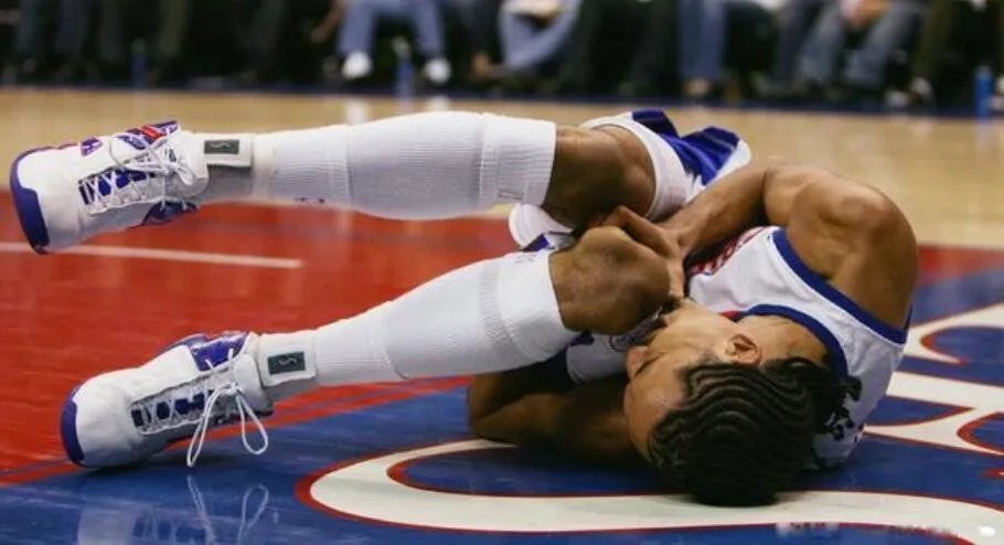 利文斯顿断腿受伤视频 事件图片怎么受的伤