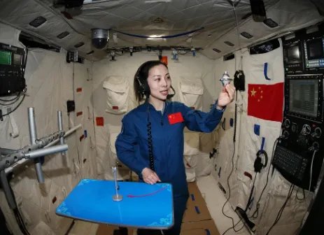 女航天员上太空有啥不一样的地方?