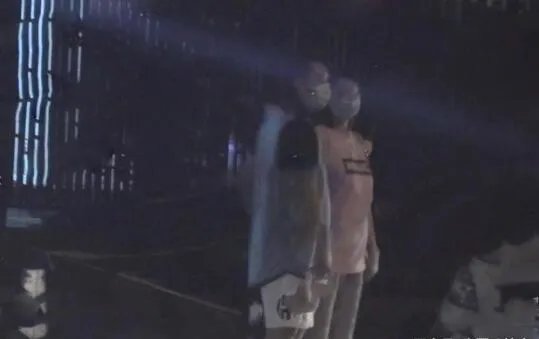 苗苗挺孕肚陪郑恺打球 手摸孕肚母爱感爆棚