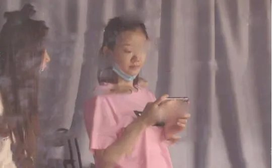 苗苗挺孕肚陪郑恺打球 手摸孕肚母爱感爆棚