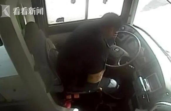 老大爷骂哭司机 因不满出示老年卡