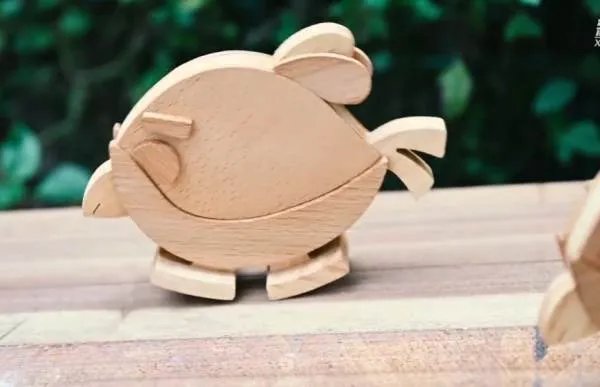 木工爷爷给孙子制作国庆礼炮，这位爷爷还给孙子做过什么？