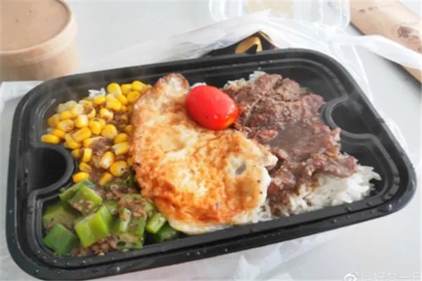 吉林一高校流浪狗常偷学生外卖藏着吃,这一现象该如何解决?