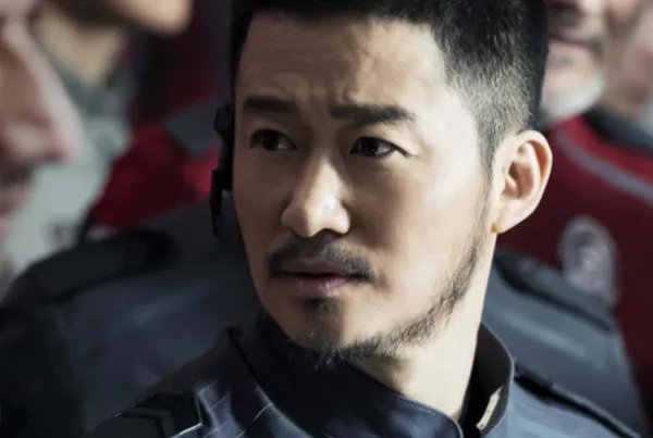 吴京像个在逃蜡像上了热搜,这是怎么回事?