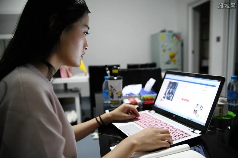 网购同一商品不同账号价格差25元 这存在什么套路?