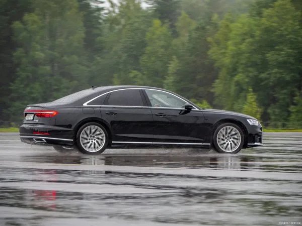 奥迪A8的使用感受怎么样？有没有车主测评一下这款车？