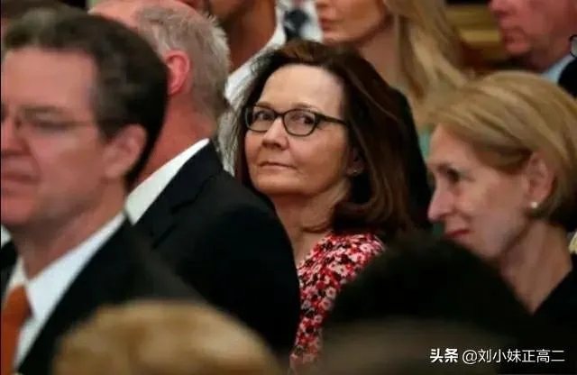 美国情报机构认为新冠病毒不是人造，是在与白宫做对吗？