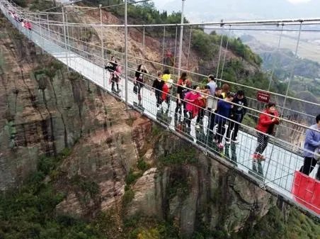辽宁虎谷峡玻璃栈道发生事故,该景区的游客情况如何?