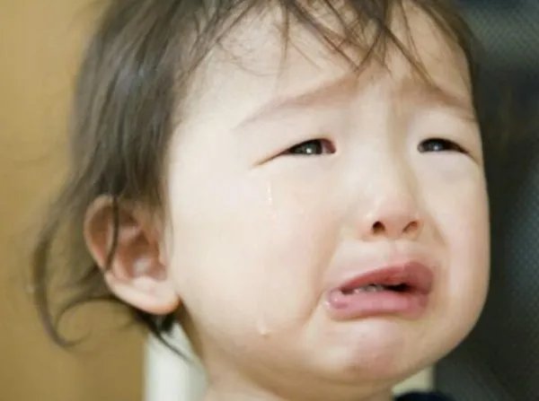 保姆遭训斥后连扇男婴5个耳光，其做法是否构成犯罪？