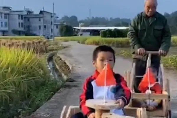 木工爷爷给孙子制作国庆礼炮，这位爷爷还给孙子做过什么？