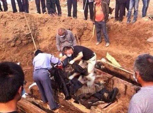 千年古墓走出活女尸 探索发现千年女尸