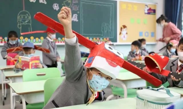 如何看待杭州小学生戴“一米帽”上课？能有效防止学生聚集吗？