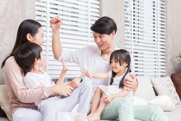 夫妻吵架丈夫欲将孩子扔下桥,最后状况怎么样?