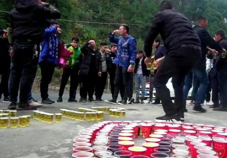 四川新郎接亲被要求先打麻将引发人们关注,若新郎官一直输要怎么收场?