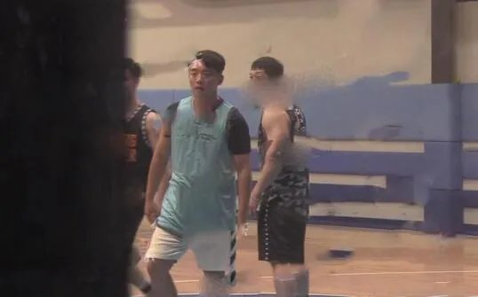 苗苗挺孕肚陪郑恺打球 手摸孕肚母爱感爆棚