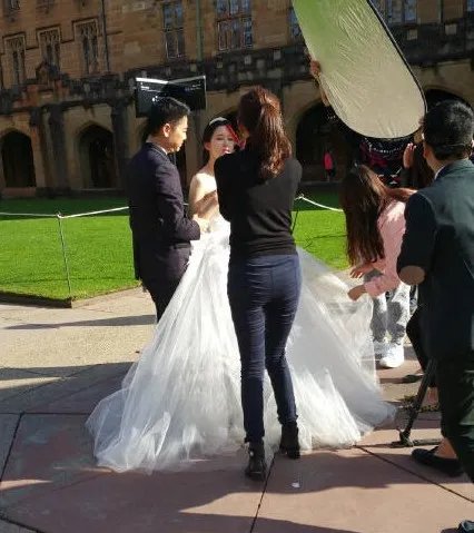 刘强东奶茶婚纱照被曝光 二人今年屡传婚讯