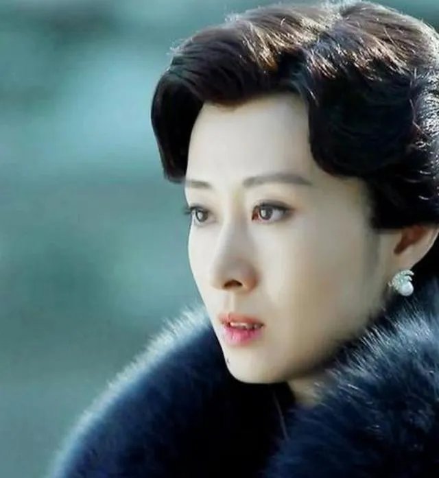 如何看待刘敏涛在演唱《红色高跟鞋》时的表情管理？