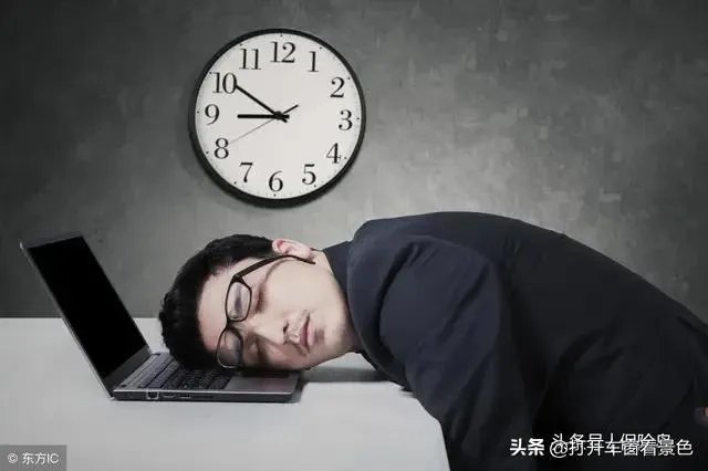 周六周日算正常上班，想休息得请假，这合理吗？