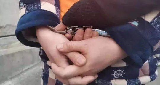 云南一嫌犯戴手铐脱逃，该名嫌犯是谁，有何特征？