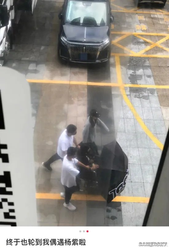 杨紫坐轮椅回剧组上班 此前拍戏时腿部受伤