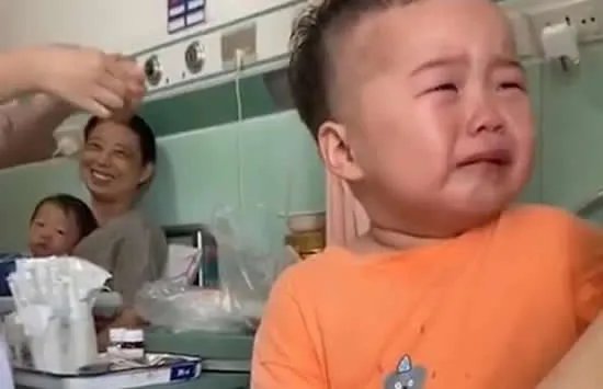 小女孩向礼让司机行公主礼 事件详情经过及画面曝光