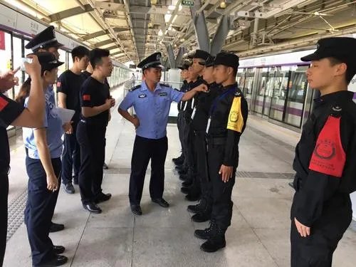 深圳地铁一安全员闻女乘客头发,官方如何回应的?